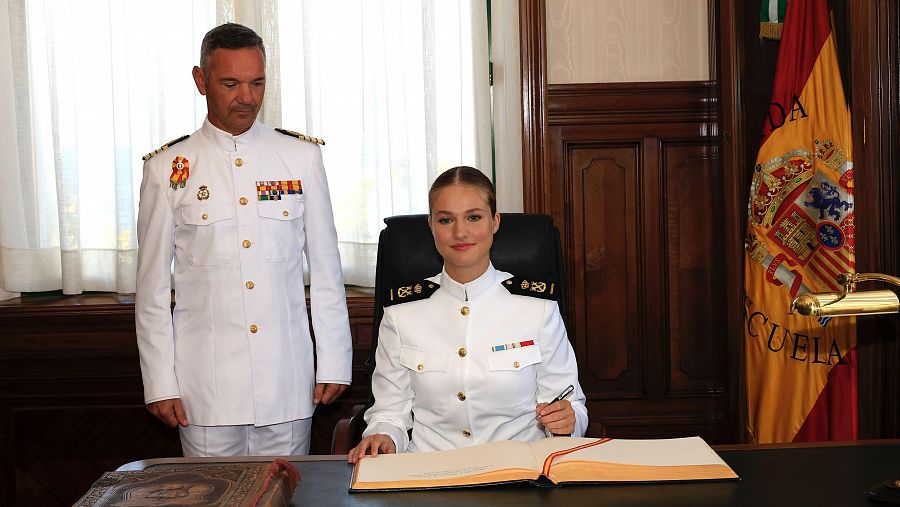 La princesa Leonor firma el libro de honor de la Escuela Naval Militar de Marín (Pontevedra)