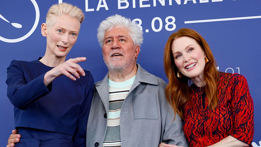 Tilda Swinton, Pedro Almodóvar y Julianne Moore, en el Festival de Venecia.