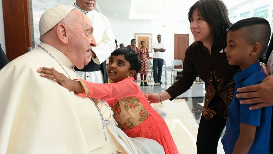 El papa Francisco ha saludado a los más pobres nada más llegar a Yakarta.