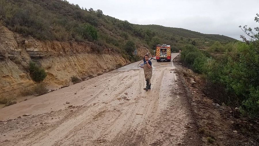 Bomberos trabajan para reabrir la carretera da acceso Fayón, Zaragoza