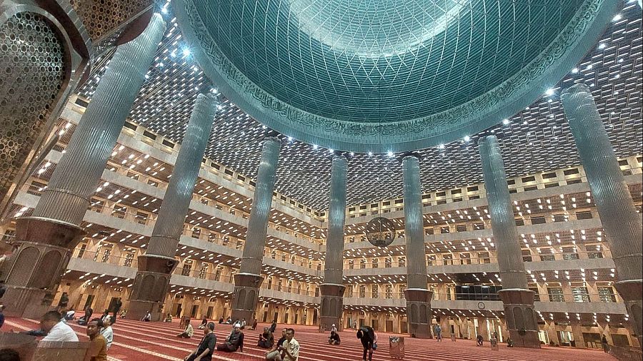 Nasaruddin Umar, el gran imán de la mezquita Istiqlal, la más grande del sureste asiático y una de las más visitas del mundo, muestra su gran felicidad porque el papa Francisco en estos días podrá observar en su visita a Indonesia 