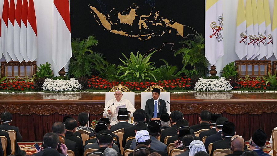 El papa Francisco y el presidente de Indonesia, Joko Widodo, asisten a un encuentro con las autoridades, la sociedad civil y el cuerpo diplomático en el Palacio Presidencial de Yakarta.