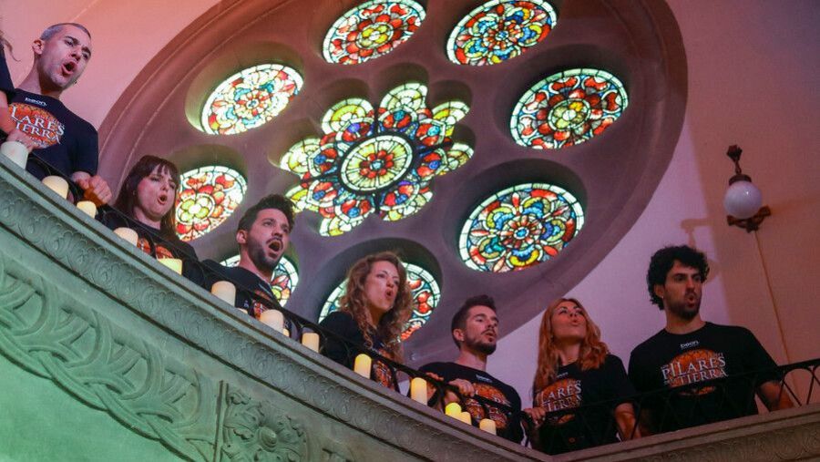 Actores de 'Los pilares de la tierra' cantando en directo