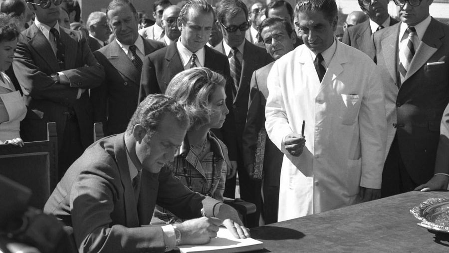 Los entonces príncipes don Juan Carlos y doña Sofía, en la inauguración del Hospital de Parapléjicos.