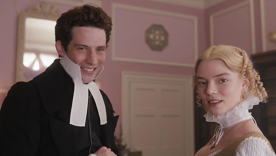 Josh O'Connor y Anya Taylor-Joy en 'Emma'