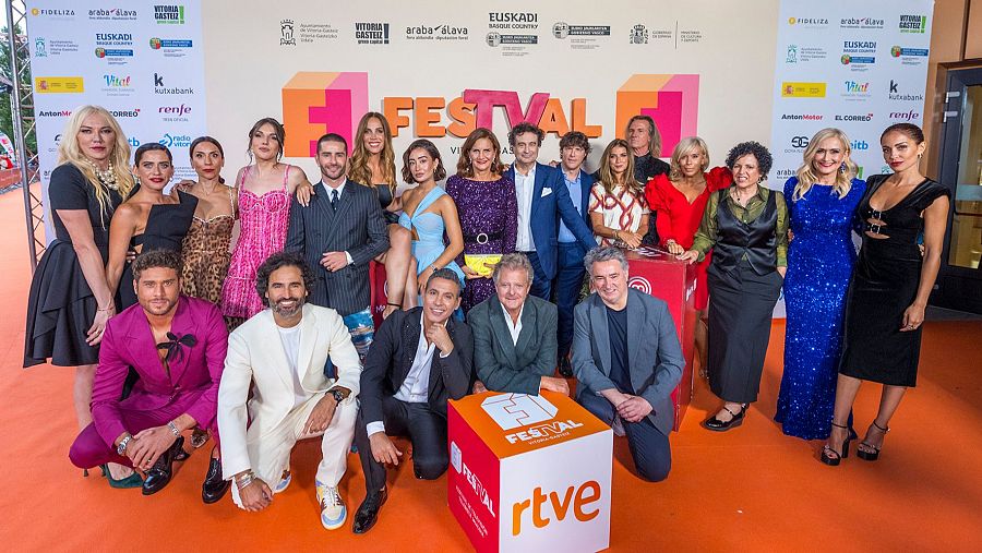 Todo el equipo de 'MasterChef 9' tras su paso por la alfombra naranja de Vitoria