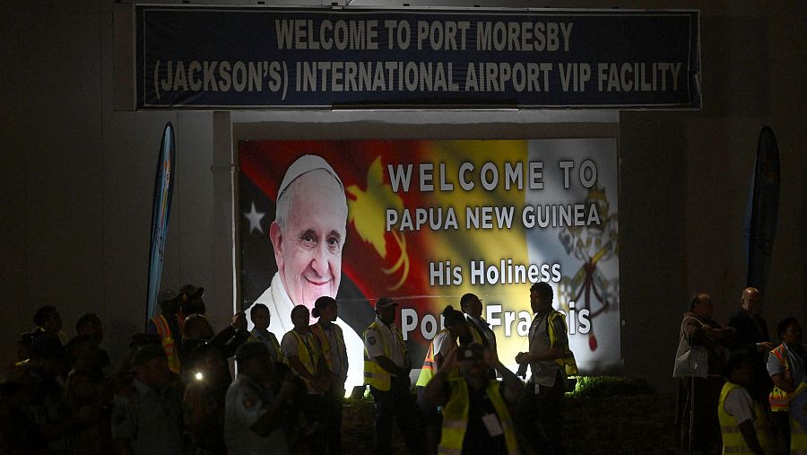 Papúa Nueva Guinea recibe con un gran cartel al papa Francisco en el aeropuerto.