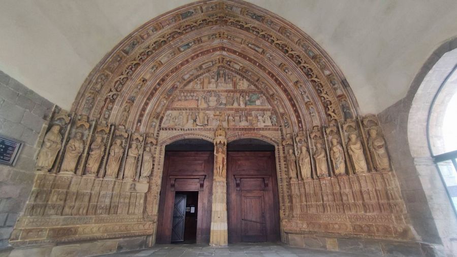 Pórtico policromado de la iglesia de Santa María (Deba).