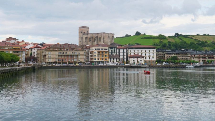 Zumaia vista desde la ría del Urola.