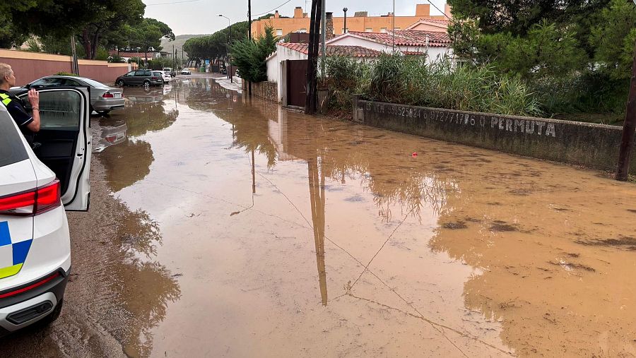 Un dels carrers afectats de l'Escala per la tempesta