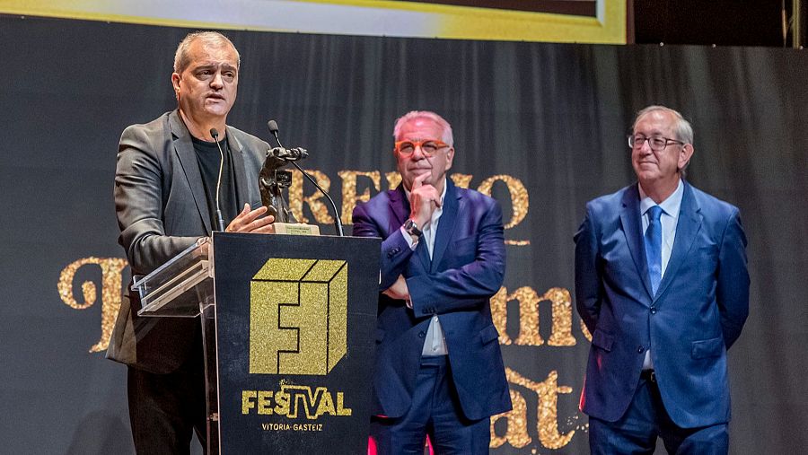 Ramón Garcia recogiendo su premio ayer en Vitoria