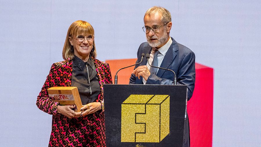 Gemma Nierga y Esteve Crespo, con el premio a 'Cafè d' idees'