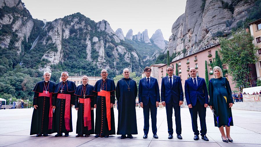 Foto de família de les autoritats civils i eclesiàstiques que han assistit a l'acte inaugural del Mil·lenari de Montserrat