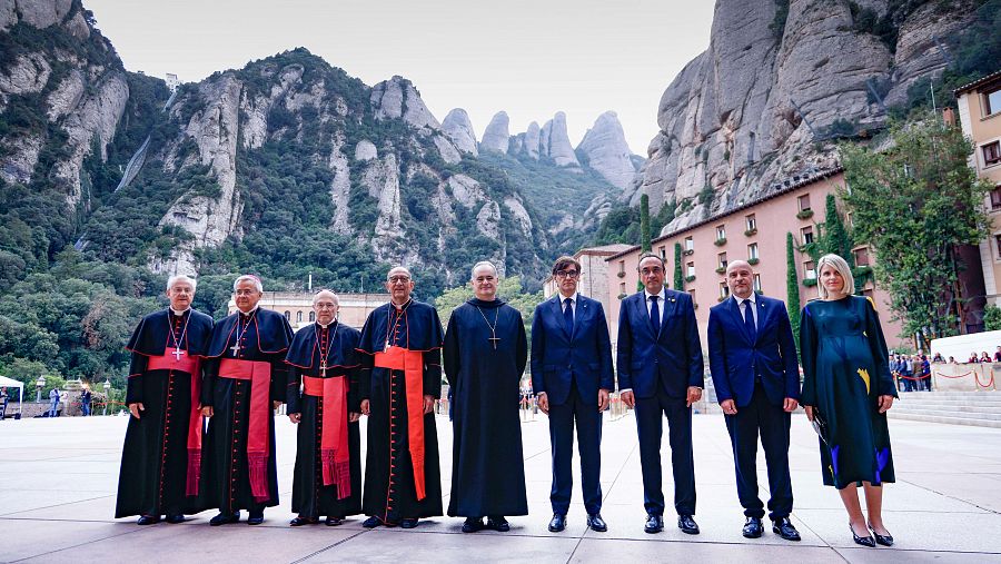 Foto de família de les autoritats civils i eclesiàstiques que han assistit a l'acte inaugural del Mil·lenari de Montserrat