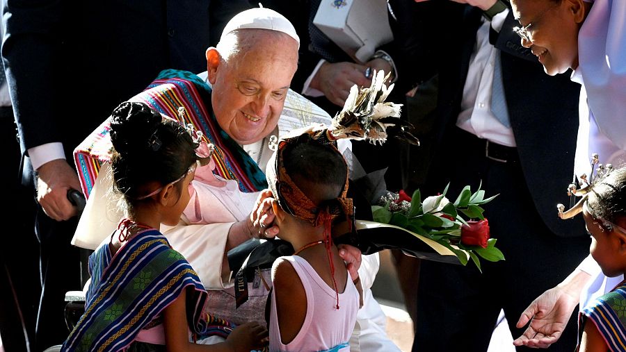 El papa Francisco muestra su cariño a los niños con graves discapacidades en Dili.