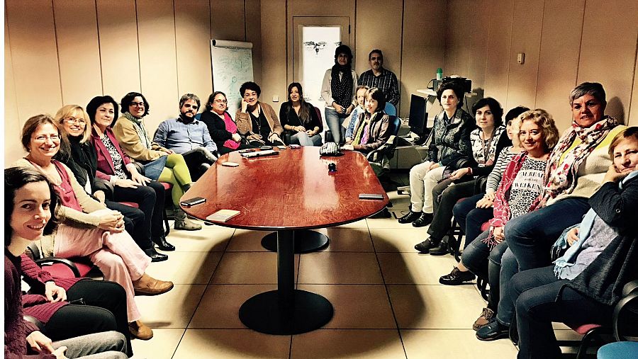 Al principio el grupo de trabajadores meditaba en una sala de reuniones.