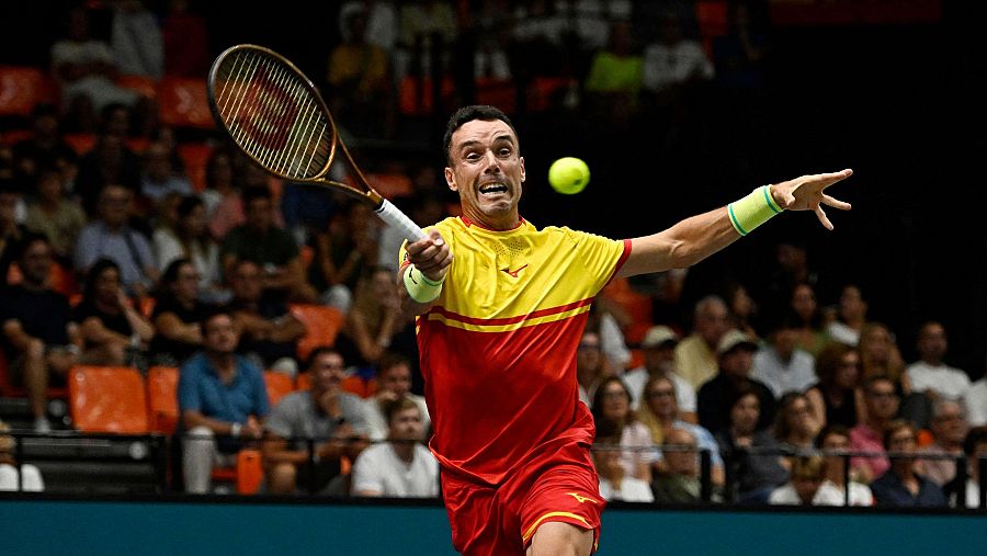 Roberto Bautista Agut devuelve una bola a Jiri Lehecka en la Copa Davis