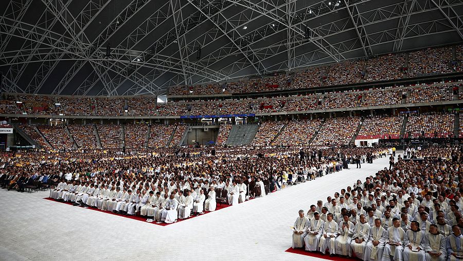 El papa Francisco preside la misa en el estadio nacional de Singapur con la participación de 55.000 fieles.