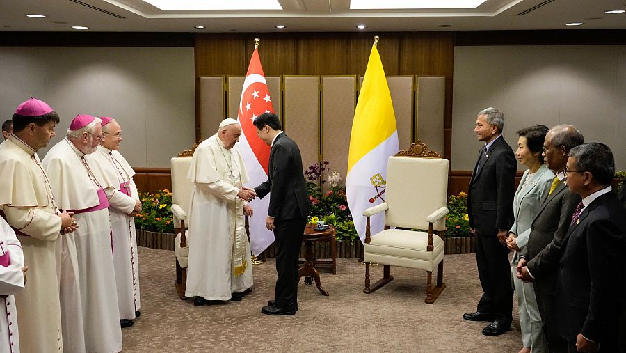 El Papa Francisco estrecha la mano del Primer Ministro de Singapur, Lawrence Wong, durante la reunión en el Parlamento.