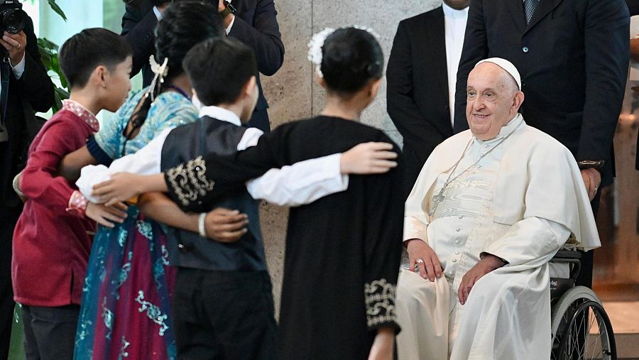 El papa Francisco, recibido en Singapur por un grupo de niños.