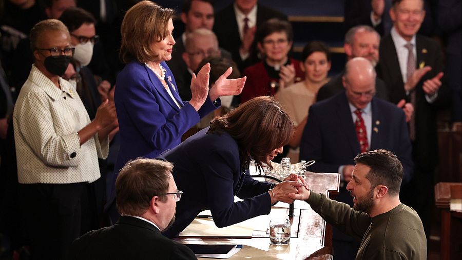 El presidente de Ucrania, Volodímir Zelenski, saluda a la vicepresidenta de los Estados Unidos, Kamala Harris,