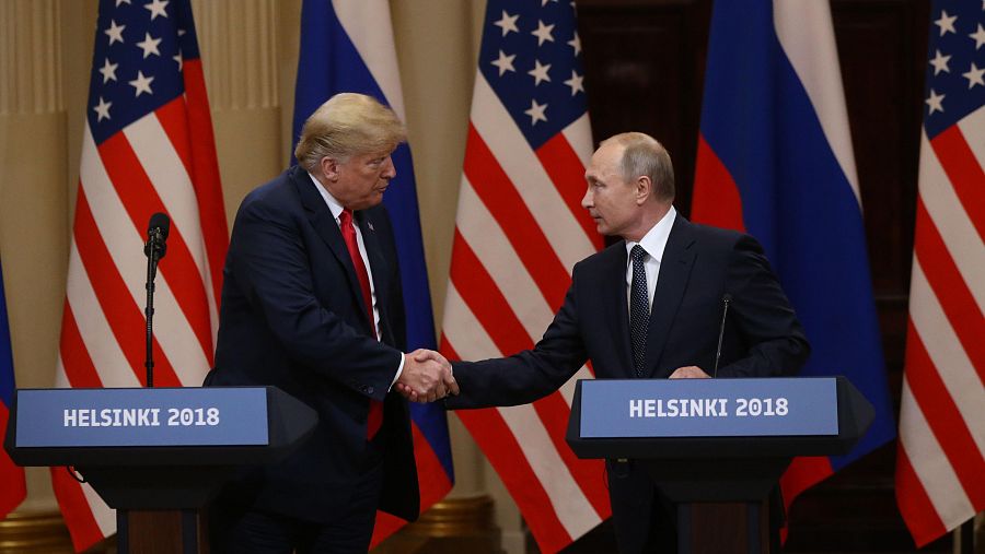 El expresidente estadounidense, Donald Trump, y el presidente ruso, Vladímir Putin, se dan la mano durante una cumbre entre ambos países