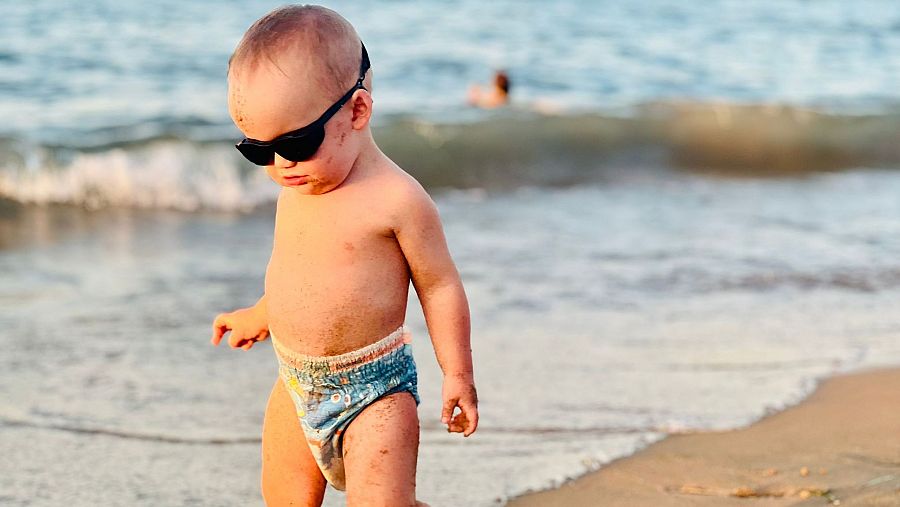 Luca, en uno de sus primeros días de playa gracias a la protección