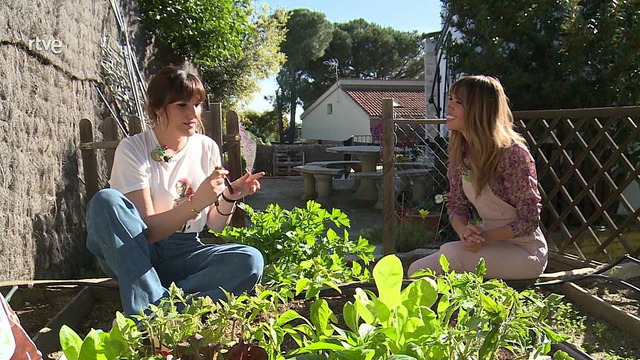 Rozalén i María Gómez a l'hort de la cantautora a 'Va de verd'