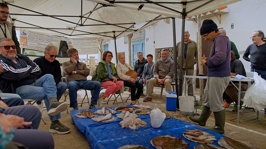 Sílvia Abril participa a la subhasta cantada del peix de Montgat, a 'La recepta perduda'