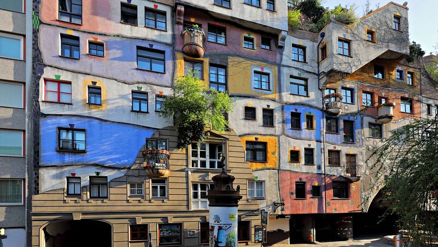 Hundertwasserhaus (1983-1986), una obra de Friedensreich Hundertwasser.