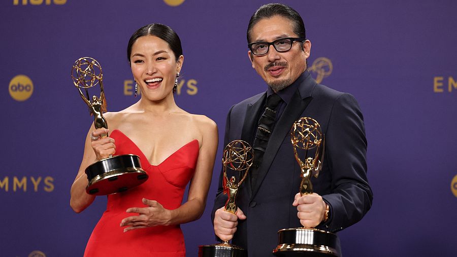 Los actores de 'Shogun' Hiroyuki Sanada y Anna Sawai en los Emmy