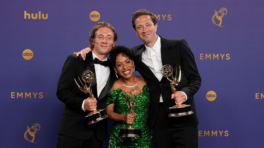 Los actores de 'The Bear' Jeremy Allen White, Liza Colon-Zayas y Ebon Moss-Bachrach con sus Emmy