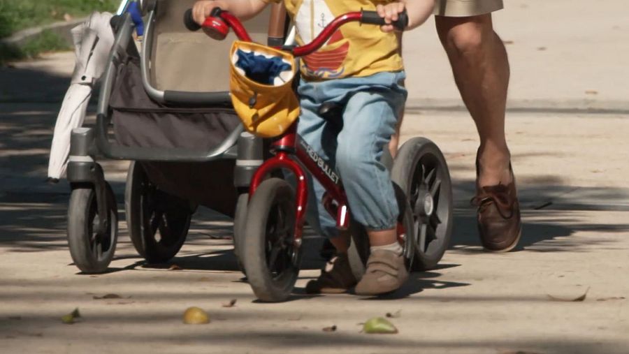 Un niño juega en el parque