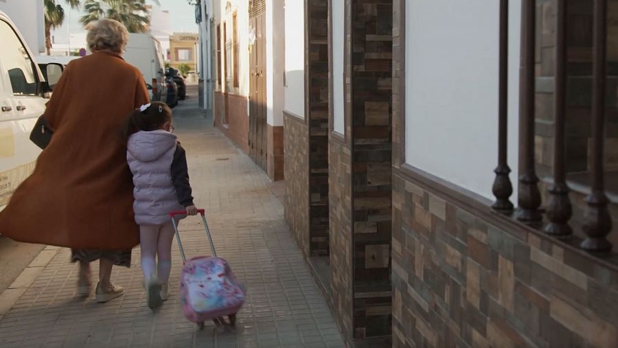 Isabel y Cayetana van juntas hacia la escuela