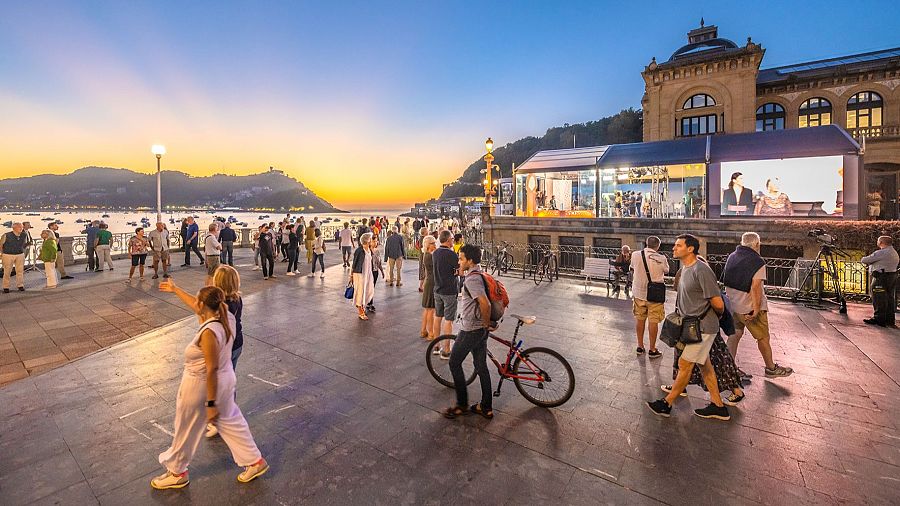 Carpa de RTVE frente a la Playa de la Concha, en San Sebastián