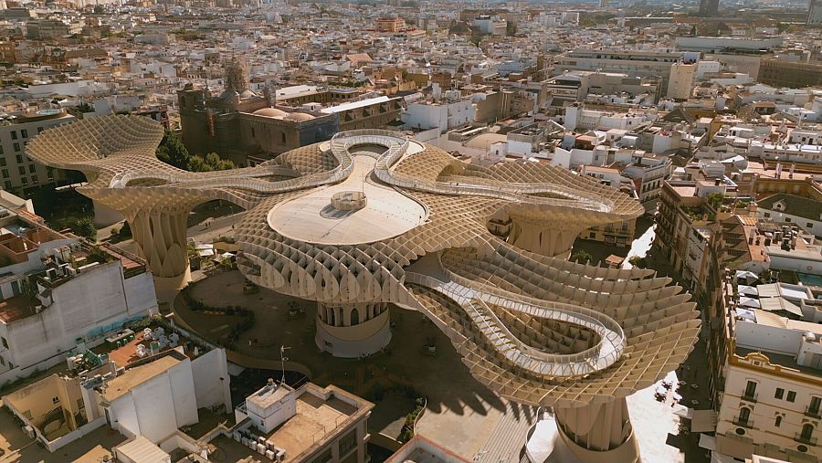 estructura urbana, parasol gigantesco en medio de una ciudad