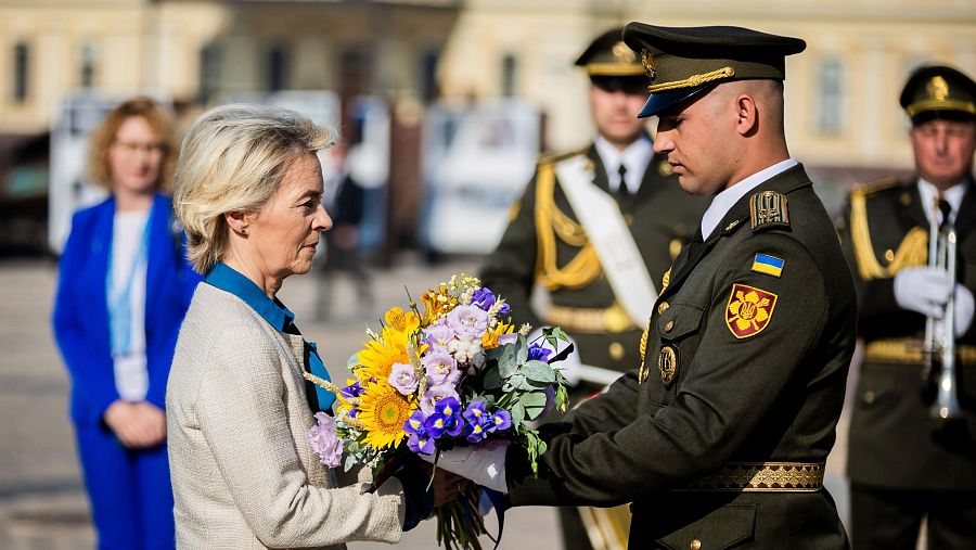 La presidenta de la Comisión Europea conmemora a los soldados ucranianos muertos en el muro conmemorativo este viernes en Kiev. Von der Leyen anuncia en Kiev un nuevo préstamo de 35.000 millones.