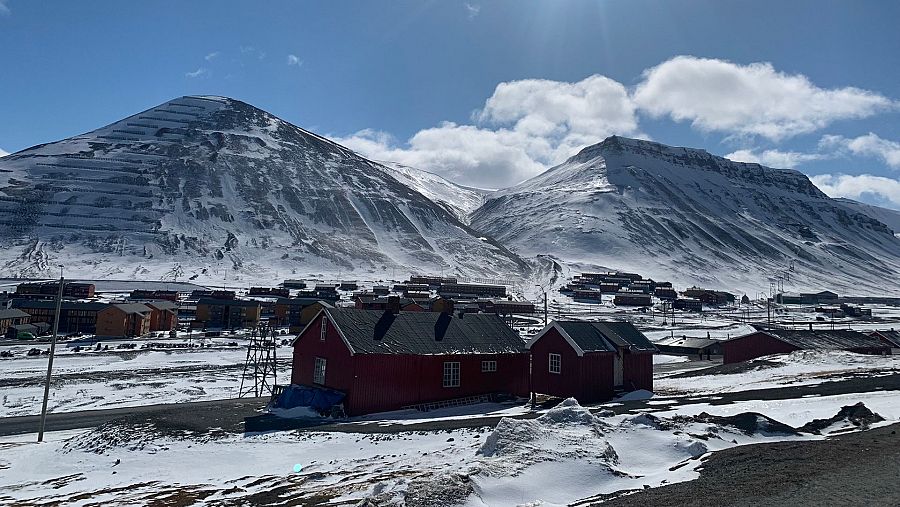 paisaje nevado del ártico con algunas viviendas