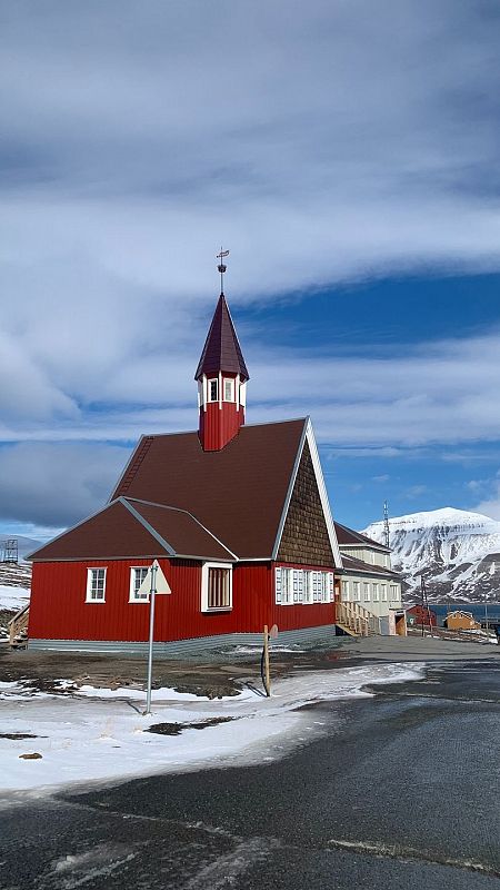 iglesia en paisaje helado