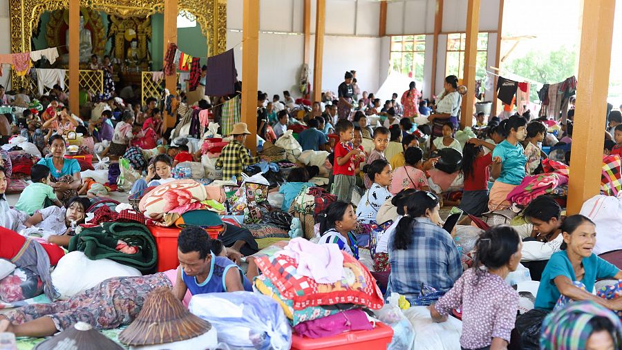 Afectados por las inundaciones acogidos en el monasterio de Nay Pyi Taw.