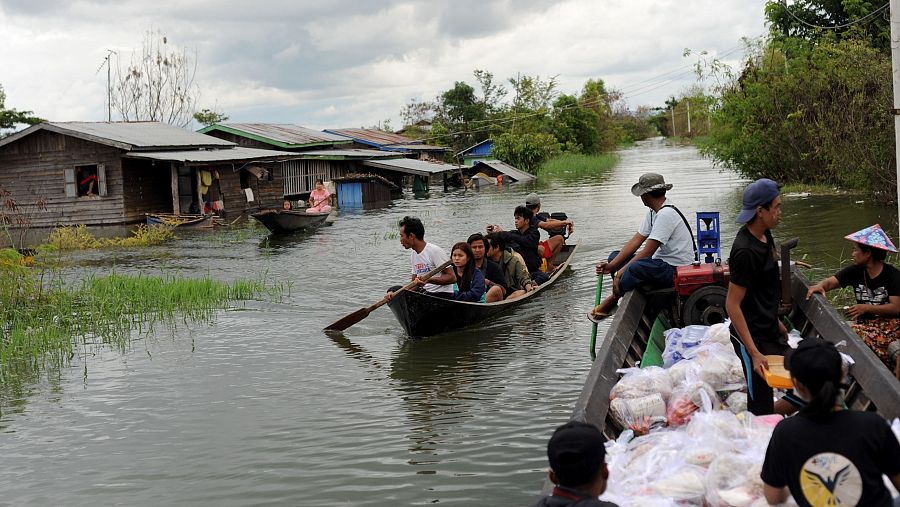 Los voluntarios reparten alimentos en la aldea de Phayarni