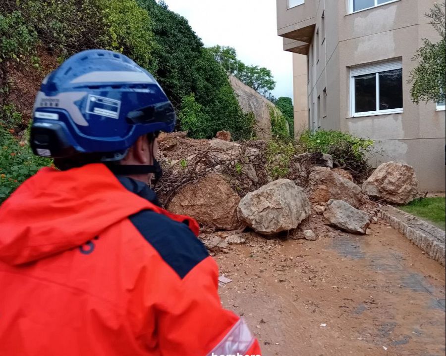 Despreniment de roques al carrer Cala Pepo de l'Ametlla de Mar | Bombers