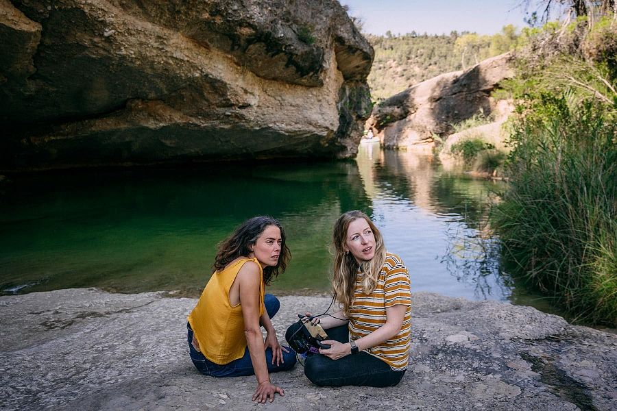 Pilar Palomero y Patricia López Arnaiz durante el rodaje de 'Los destellos'