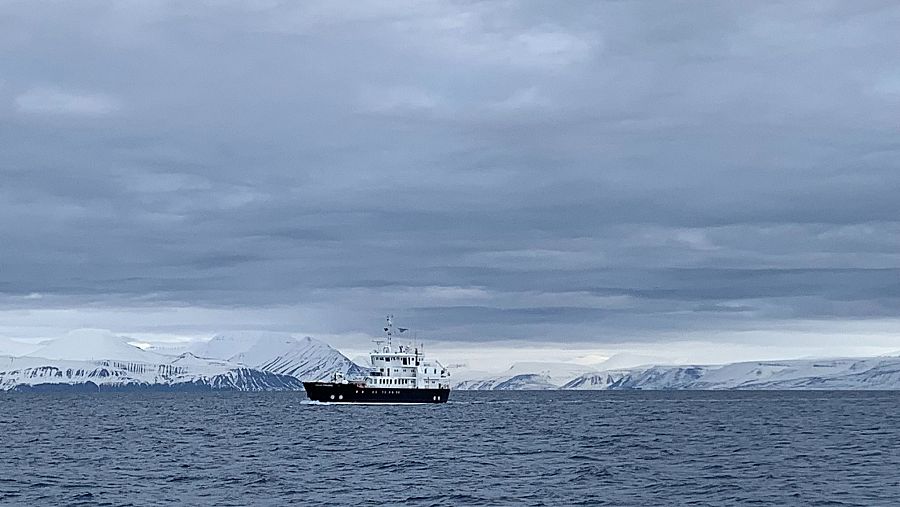 Un barco trasnporta carbón en Longyearbyen