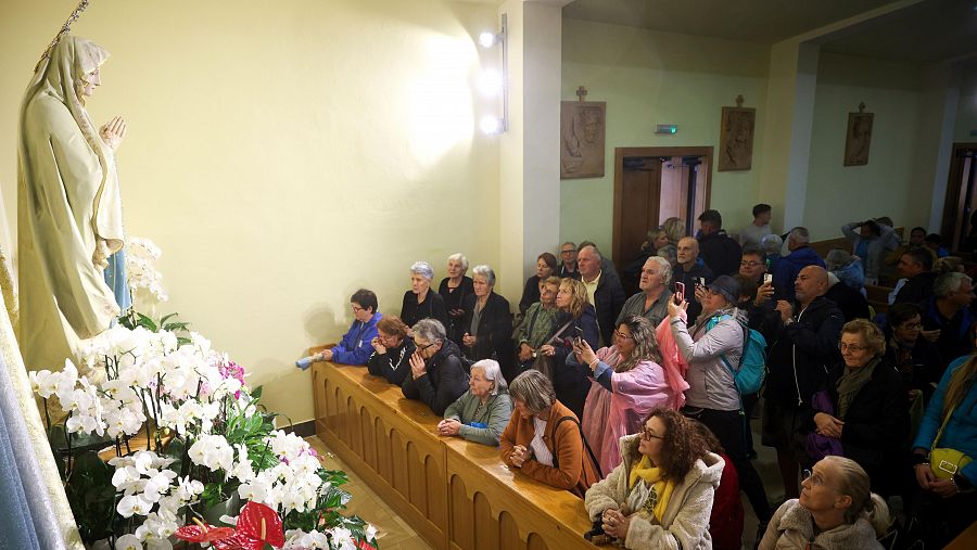 Fieles en el interior de la iglesia de San Jaime en Medjugorje