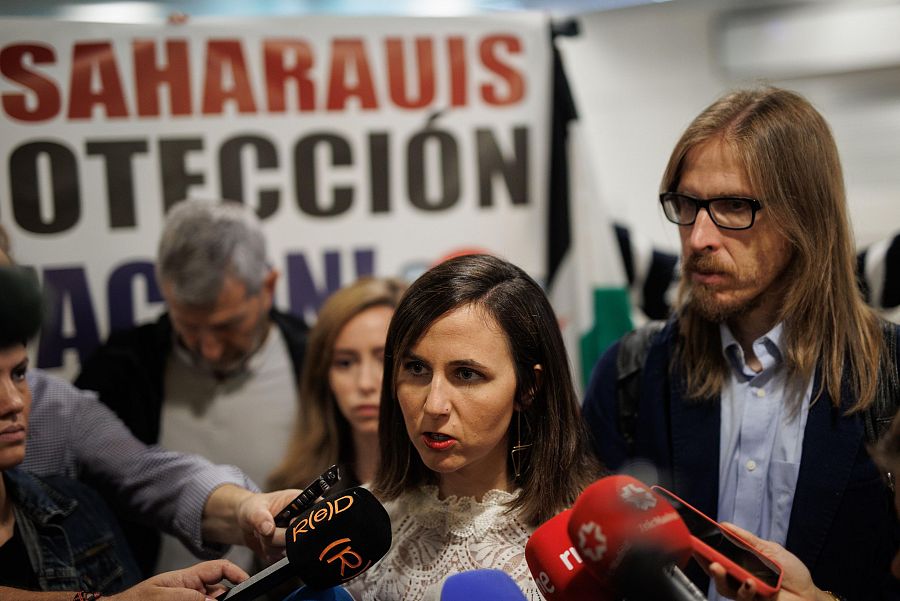 La secretaria general de Podemos, Ione Belarra, ofrece declaraciones  en la Terminal T-1 de Barajas