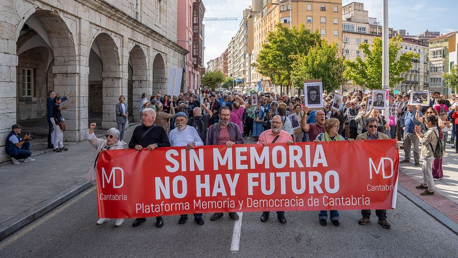 La Plataforma Memoria y Democracia ha reunido este lunes, frente al Parlamento de Cantabria, a unas 200 personas