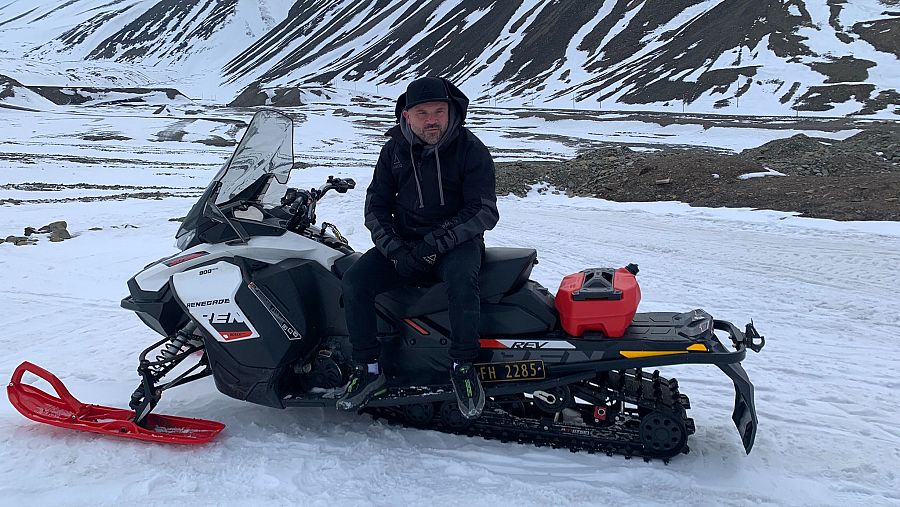 El chef Alberto Lozano en una moto de nieve