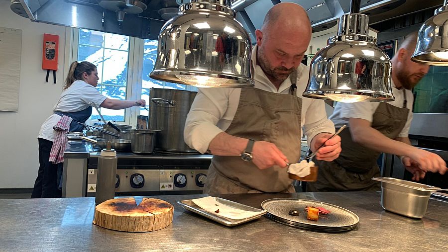 El chef español Alberto Lozano en el restaurante noruego Huset, en el Ártico