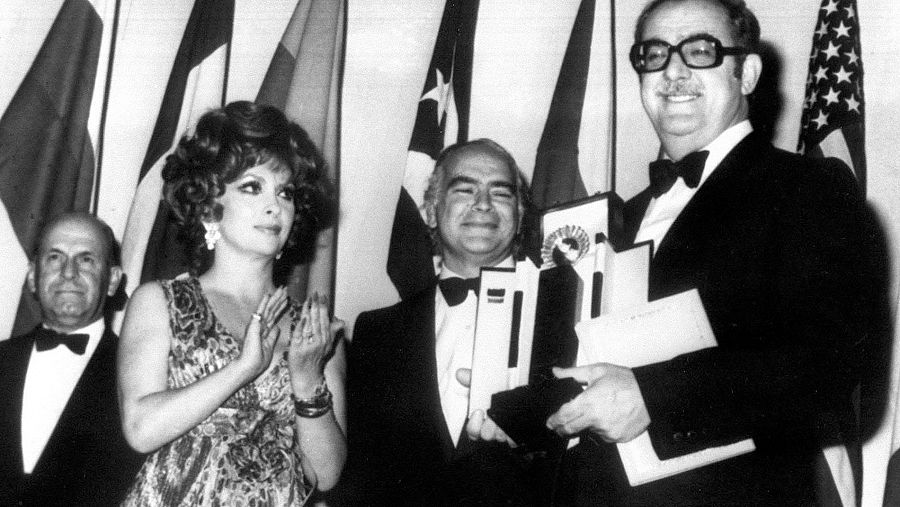 José Luis Borau recibe el Premio Perla del Cantábrico a la Mejor Película de Habla Hispana por 'Furtivos', de manos de Gina Lollobrigida